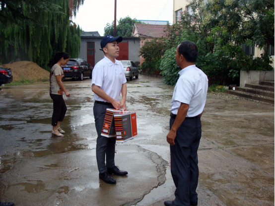 秦院長雨中迎接吳總